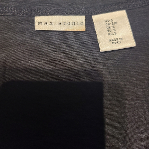 Small Max Studio V neck tee. - Picture 2 of 3